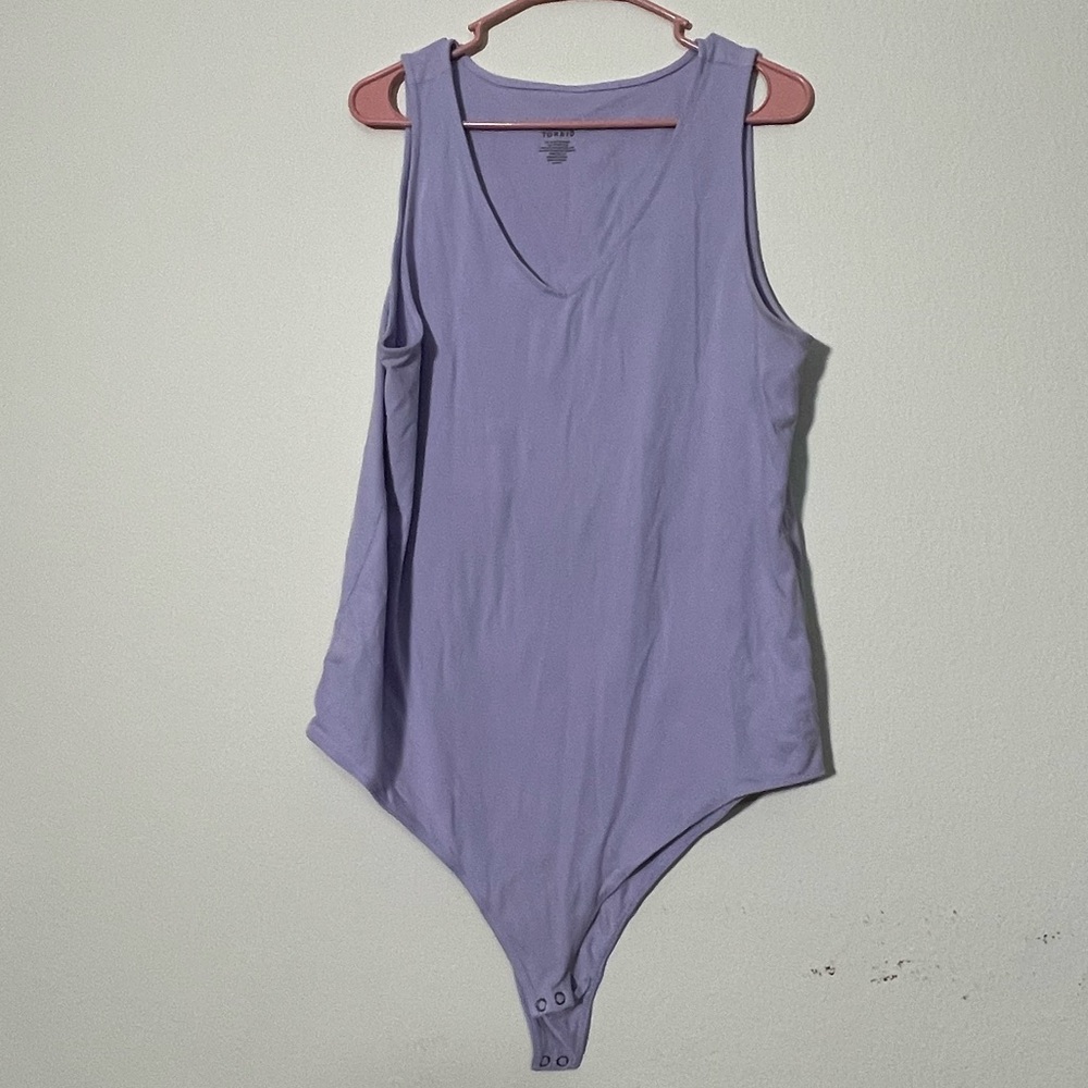 TORRID Purple/Lilac V-Neck Snap-Closure Bodysuit Size 3